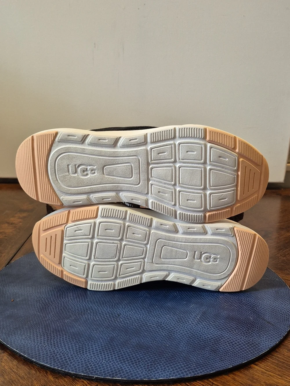 UGG
